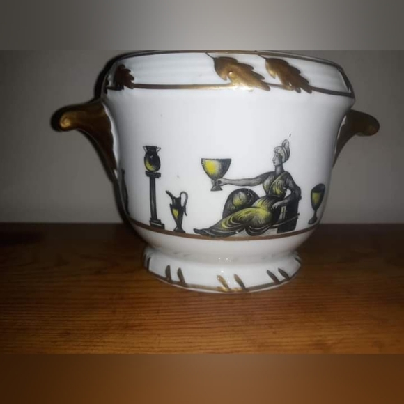 Beautiful decorative planter - Picture 1 of 3